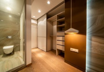 modern-interior-beautiful-wardrobe-without-clothes-empty-wardrobe-room-with-opened-shelves-walk-closet-interior-concept-min